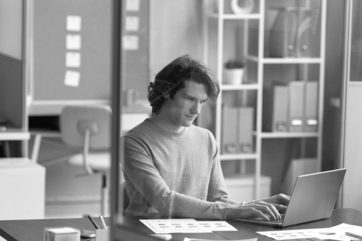 Aula di formazione mobile SEO con studenti che lavorano su dispositivi mobili