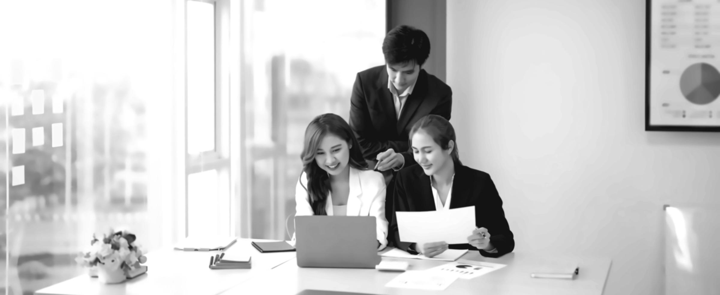 Sessione di laboratorio pratico con analisi mobile SEO su laptop